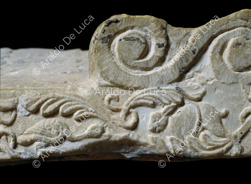 Marble sarcophagus lid. Detail