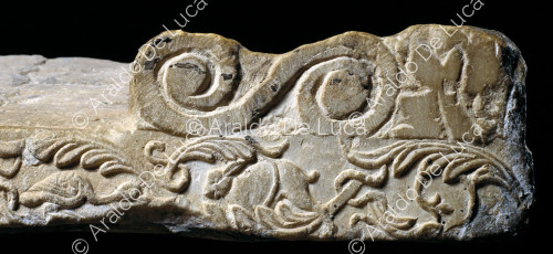 Sarkophagdeckel aus Marmor. Ausschnitt