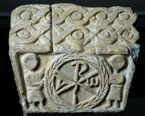 Sagrario de mármol decorado con monograma cristiano
