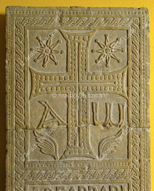 Reliefverzierte Tafel mit Kreuz. Ausschnitt