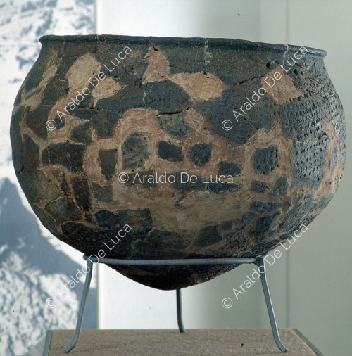 Vase en terre cuite polychrome de la période néolithique