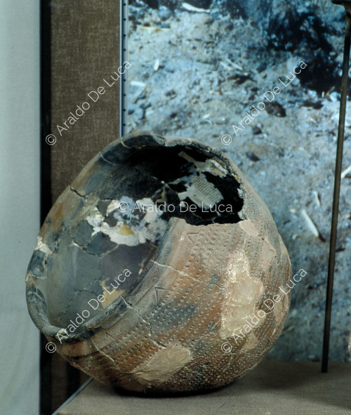Polychrome Terrakotta-Vase aus dem Neolithikum