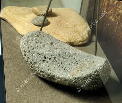 Meule en pierre de la période néolithique