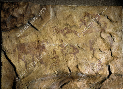 Copia di pittura rupestre di periodo neolitico con scena di caccia