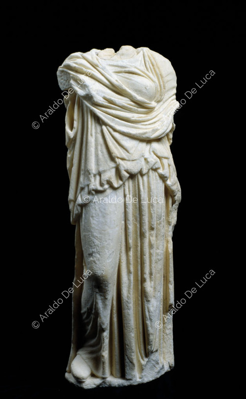 Statuetta in marmo di divinità  femminile