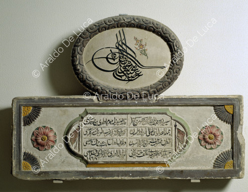 Lapide commemorativa della costruzione di una Moschea