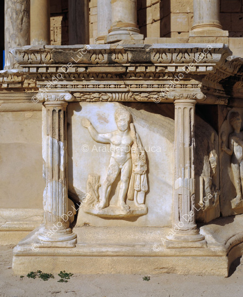 Théâtre romain de Sabrata. Hercule dans la frise de l'orchestre