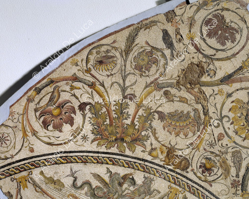 Mosaico con pajaros y roleos de acanto