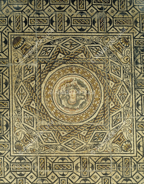 Pannello musivo con decorazione geometrica ed emblema centrale