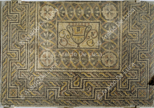 Panel mosaico con decoracion geometrica y calices