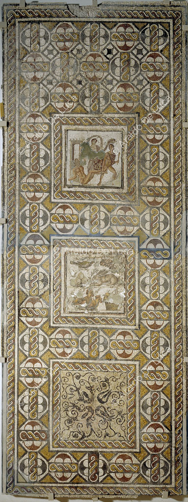Panel mosaico con decoracion geometrica y emblema