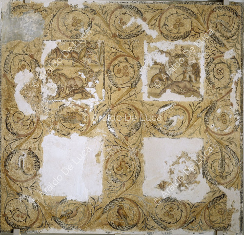 Panel mosaico con decoracion a roleos y recuadros