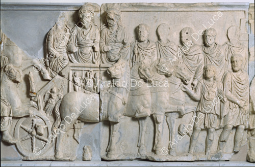 Frise de l'arc de triomphe de l'empereur Septime Sévère. Détail avec l'empereur sur le char triomphal