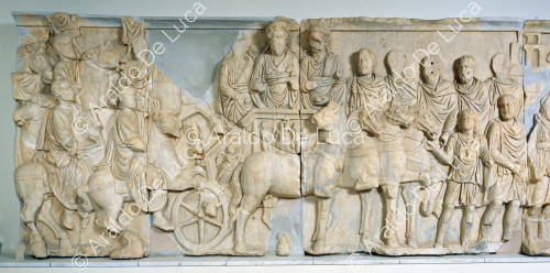 Frise de l'arc de triomphe de l'empereur Septime Sévère. Détail avec l'empereur sur le char triomphal