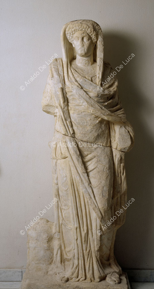 Statua in marmo di nobildonna romana