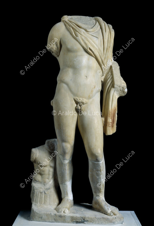 Estatua en marmol acefala de Apolo