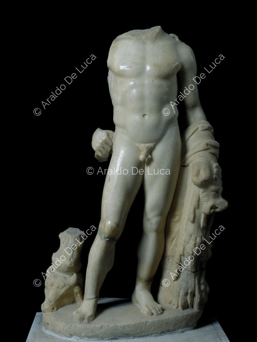 Estatua acefala en marmol de Hercules