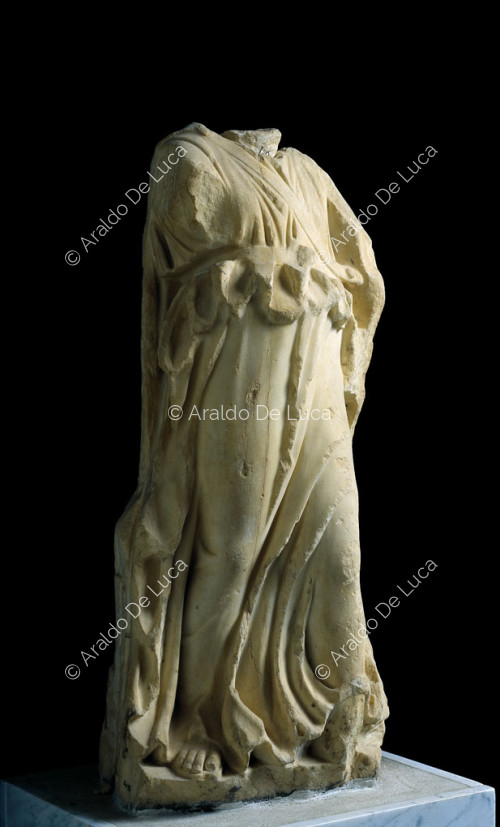 Estatua acefala en marmol de divinidad