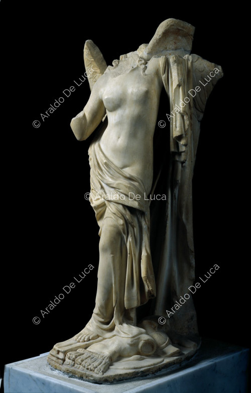 Estatua acefala en marmol de Victoria alada