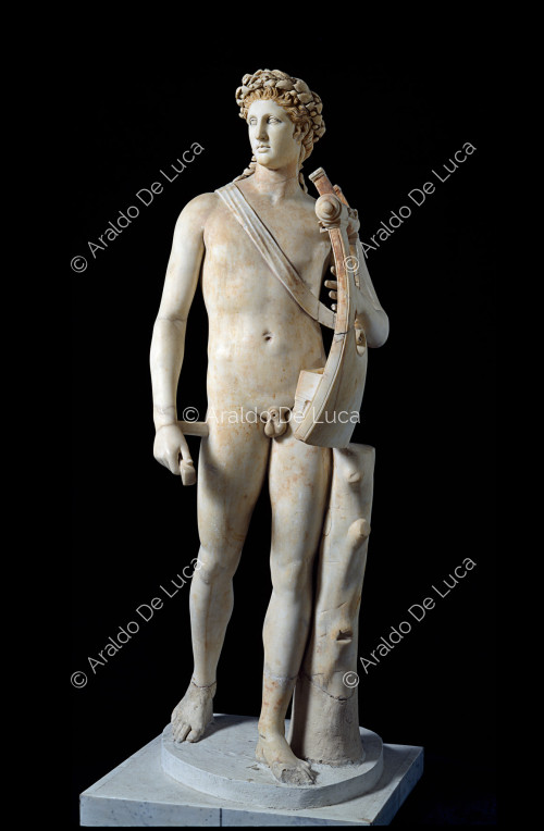 Estatua de mármol de Apolo citaredo