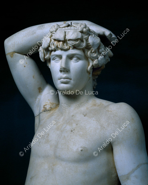 Estatua de Apolo con el rostro de Antinoo