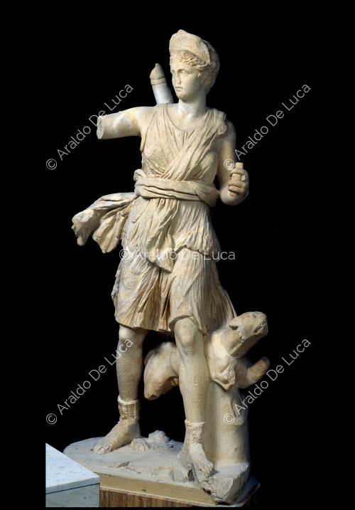 Estatua en marmol de Diana cazadora