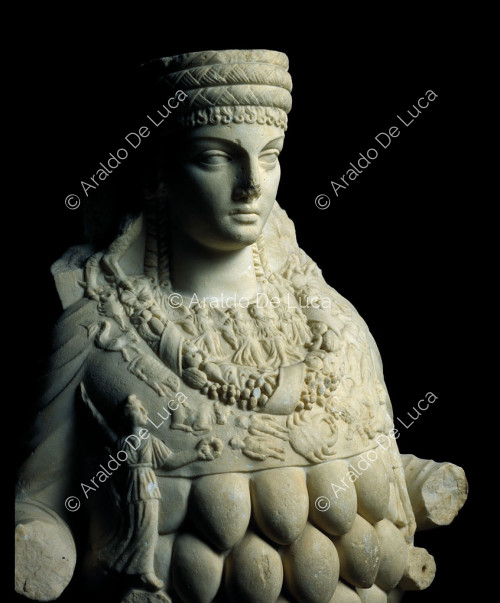 Estatua de mármol de Artemisa Efesina. Detalle