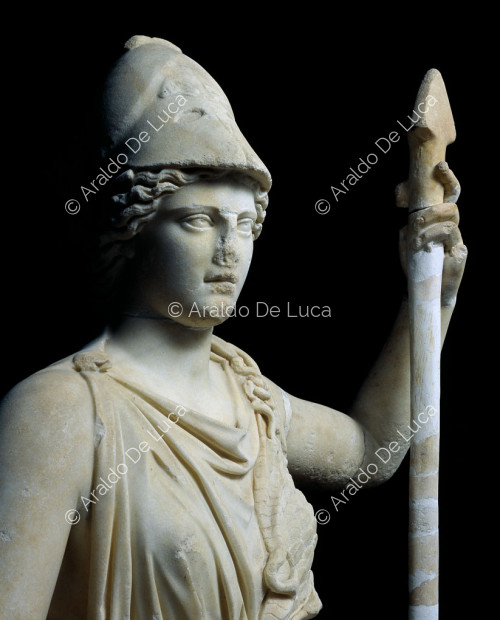 Statua in marmo della dea Atena. Particolare