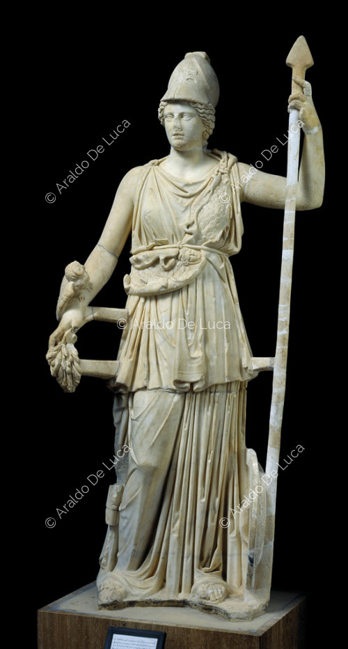 Estatua en marmol de la diosa Atenea