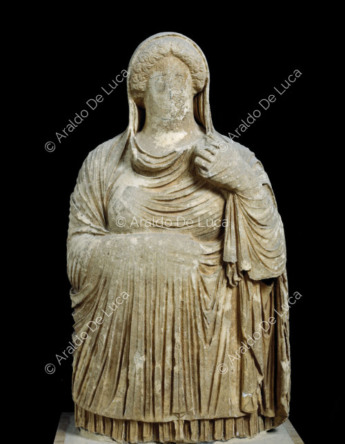 Statua in pietra della dea Persefone