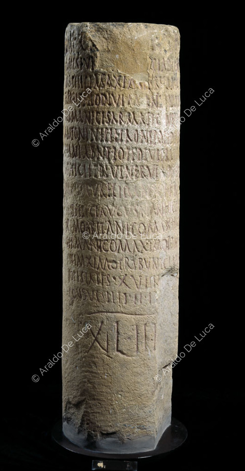 Colonna in pietra con epigrafe
