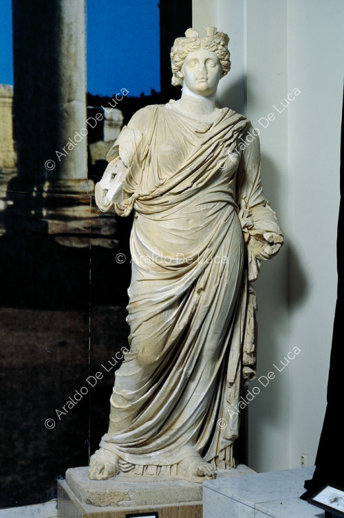 Estatua en marmol de la diosa Roma