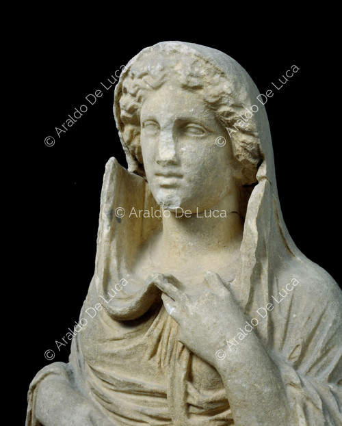 Estatua de la diosa Persefone. Detalle
