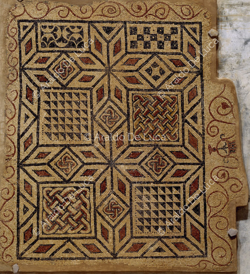 Mosaico con motivos geometricos