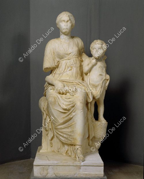 Estatua de Vibia Sabina con Cupido
