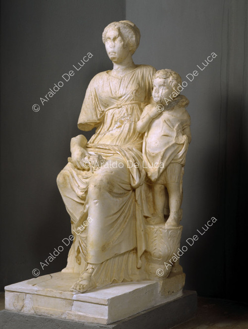 Statue der Vibia Sabina mit Amor