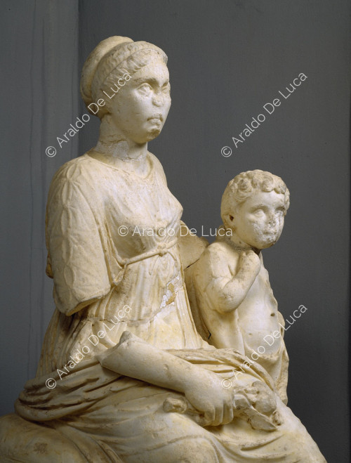 Estatua de Vibia Sabina con Cupido. Detalle