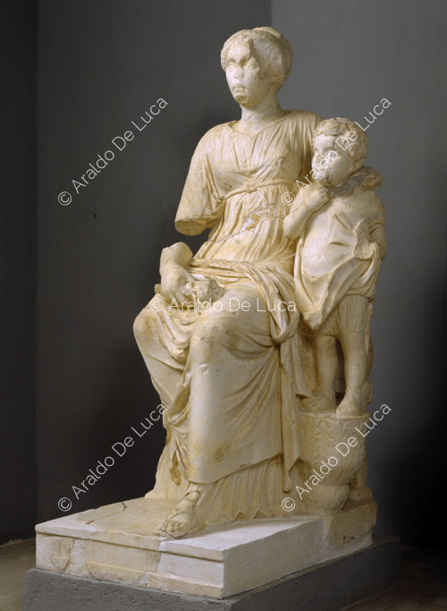 Estatua de Vibia Sabina con Cupido