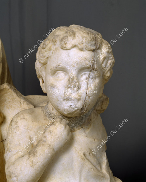 Statue der Vibia Sabina mit Amor. Detail mit Amor