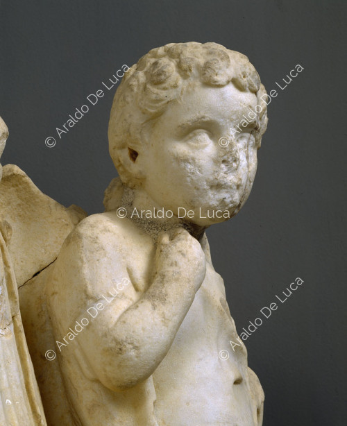 Statue der Vibia Sabina mit Amor. Detail mit Amor