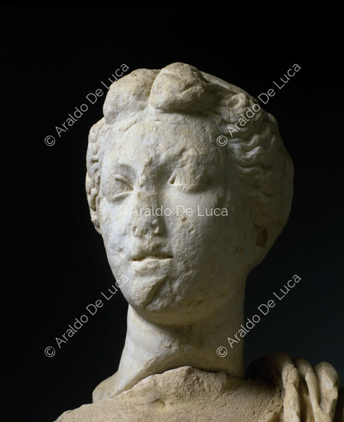 Estatua femenina. Detalle de la mirada