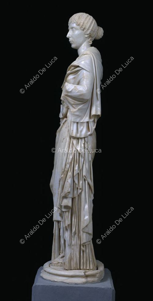 Statue einer jungen Frau