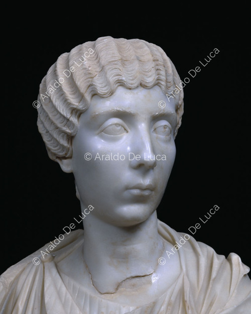 Statue einer jungen Frau. Detail des Kopfes