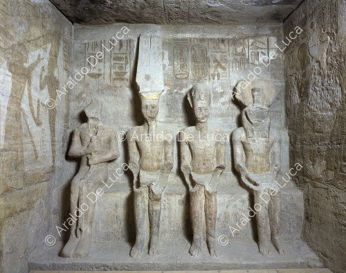 Le sanctuaire intérieur d'Abou Simbel : détail de Ramsès II entre Ptah, Amon-Ra et Rê-Horakhty