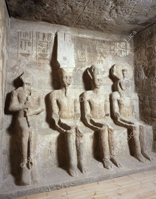 El santuario interior de Abu Simbel: detalle de Ramsés II entre Ptah, Amón-Ra y Ra-Horakhty.