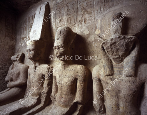 El santuario interior de Abu Simbel: detalle de Ramsés II entre Ptah, Amón-Ra y Ra-Horakhty.
