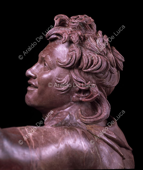 Estatua de Fauno borracho en rojo antiguo. Detalle de la cara