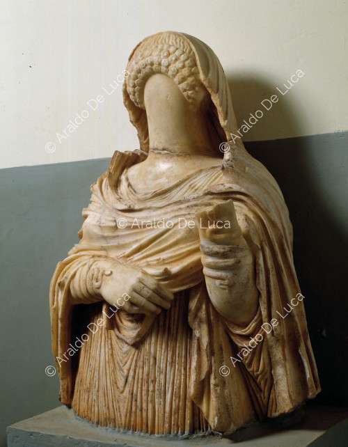 Votive female statue