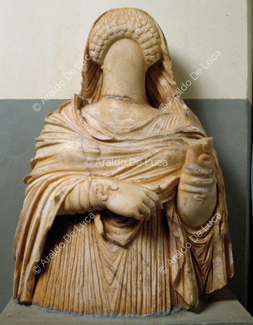Statue féminine votive