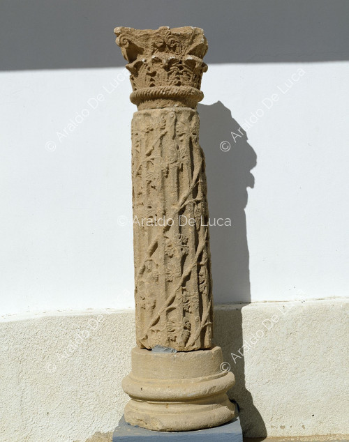 Columna con capitel corintio